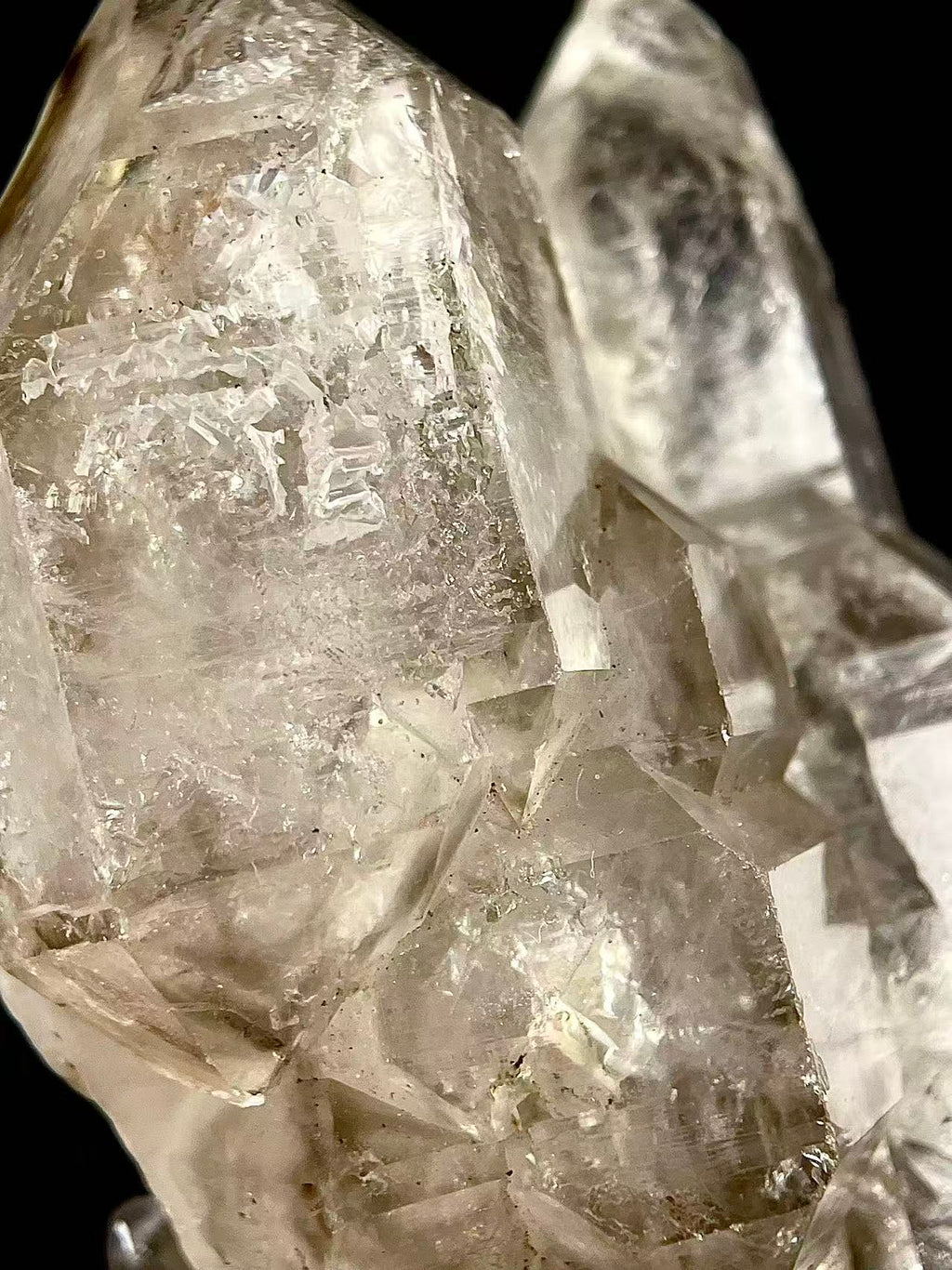 Madagaskar-Skelettquarz Grauer Mondschein